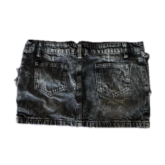 grunge denim mini skirt with buckle belt design - Picture 2 of 2